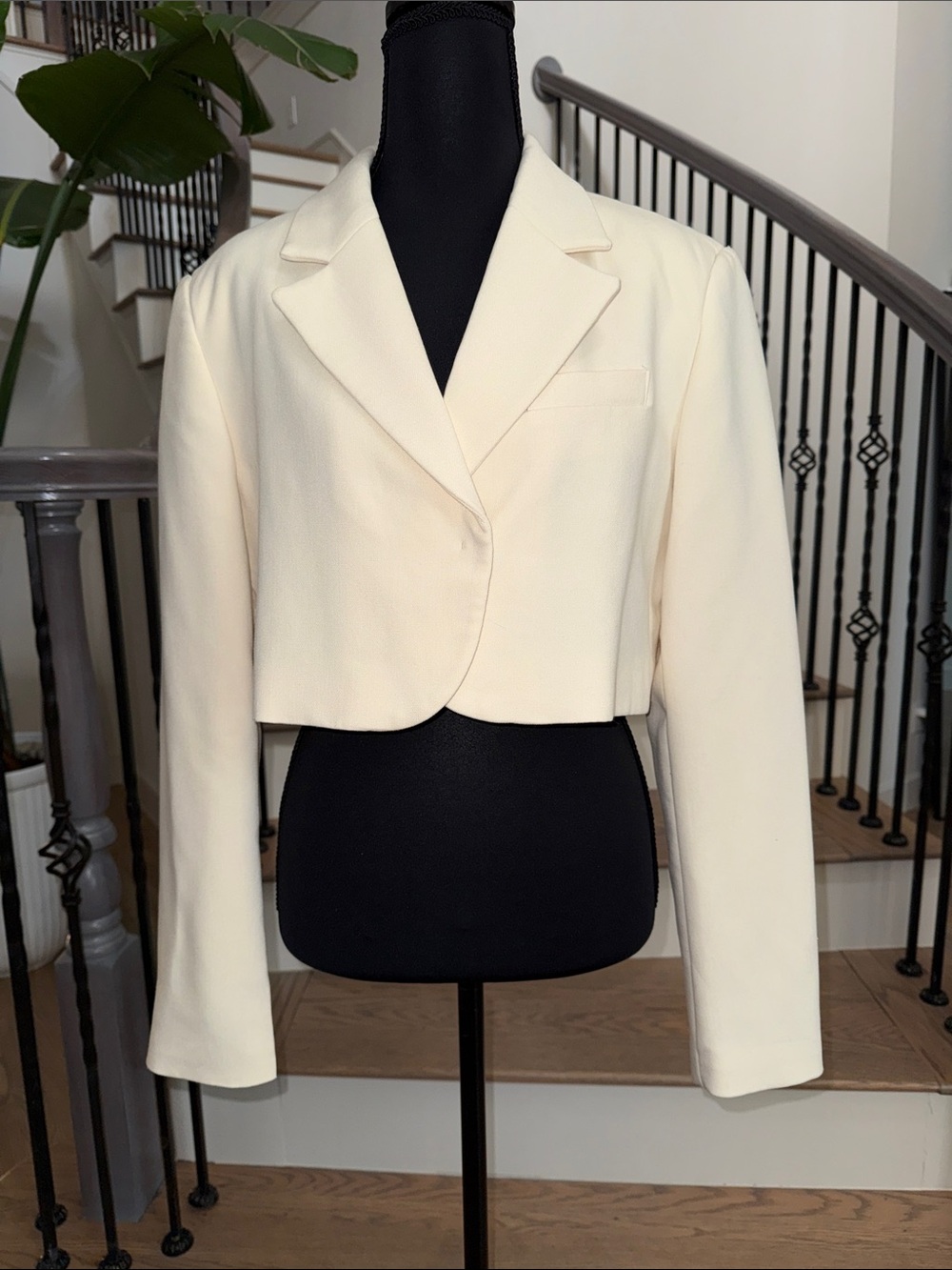 Reserved Cropped Cream Women's Blazer Jacket (size Medium)